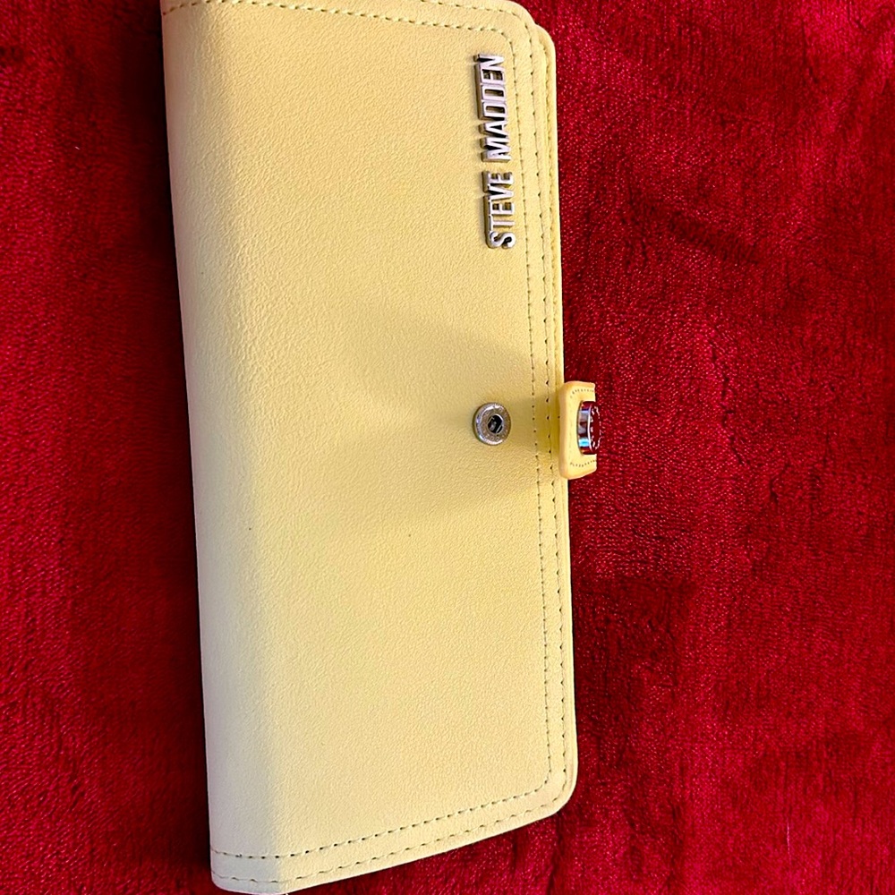 Brand new never used Steve Madden yellow wallet !!!